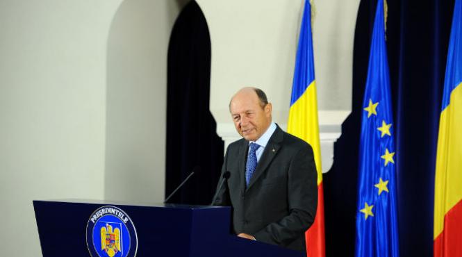 basescu a promulgat legea de accelerare a restituirilor