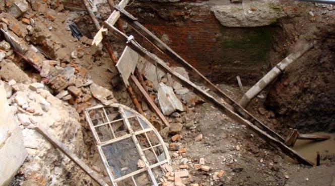 cladire prabusita in centrul vechi al capitalei