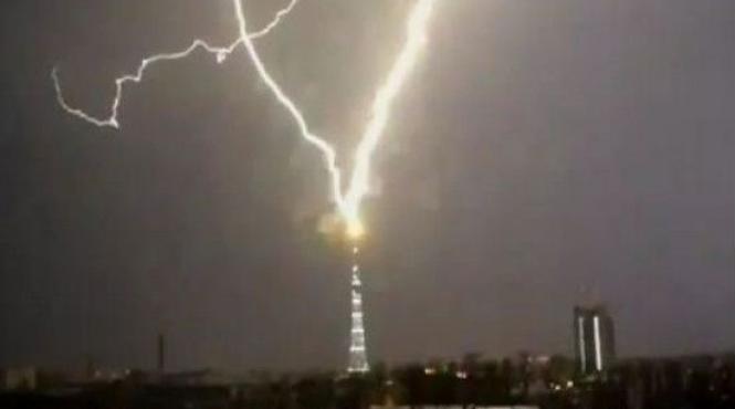turnul televiziunii din st petersburg lovit de fulger postul si a intrerupt emisia cateva minute video