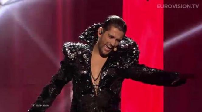 ar fi putut castiga premiul pentru cea mai bizara aparitie ce spune presa internationala despre cezar si prestatia de la eurovision