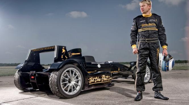 un vodafone mclaren mercedes mp4 23 f1 si un caparo t1 expuse din 24 mai in baneasa shopping city