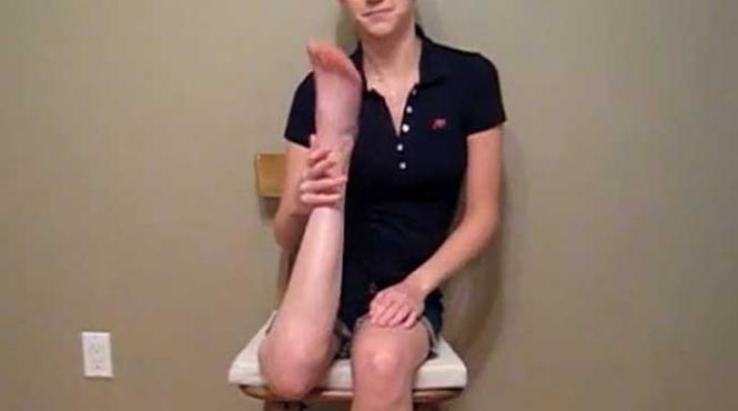 incredibil isi poate roti piciorul cu 180