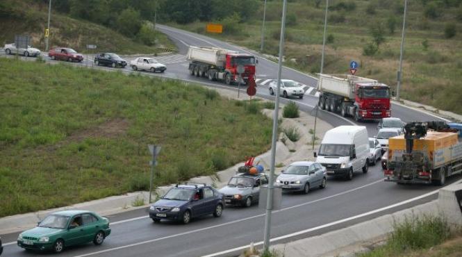transportatorii intra in greva tir urile vor circula cu viteze de 10 km h in toata tara