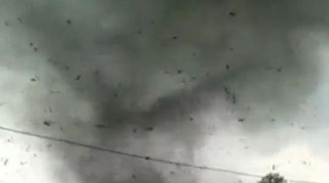 o tornada a devastat un orasel din rusia 12 persoane ranite si zeci de cladiri avariate video