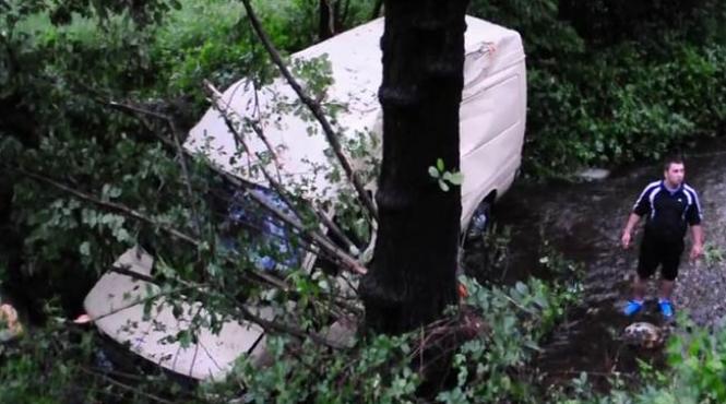 accident grav in hunedoara sase persoane au fost ranite dupa ce un microbuz a cazut in rau
