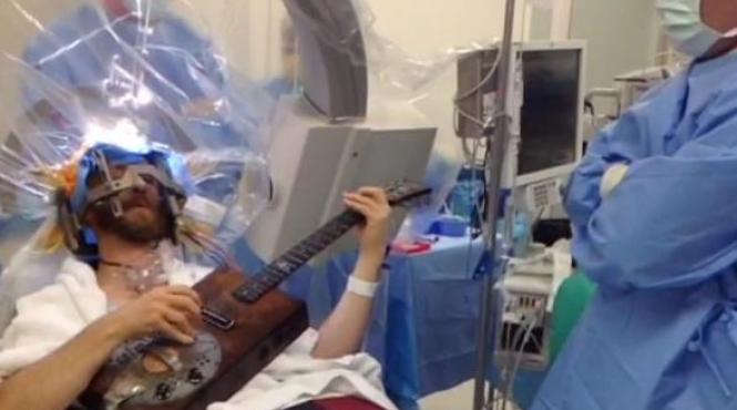 operatie pe creier transmisa live pe vine si twitter pacientul a fost constient in timpul interventiei video