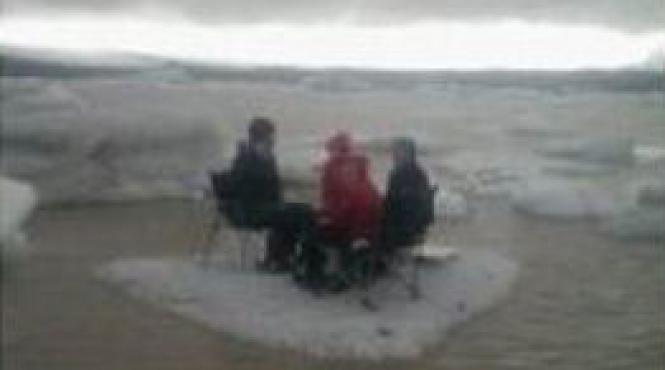 cinci turisti americani gasiti plutind pe un ghetar in jurul unei mese de picnic