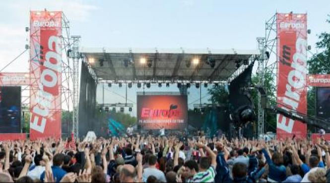 cornel ilie liderul trupei vunk si a sarbatorit ziua de nastere alaturi de 10 000 de invitati