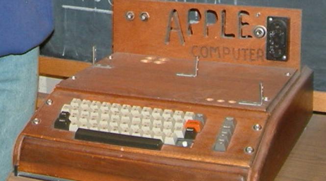 un computer apple 1 vandut la licitatie cu peste jumatate de milion de euro