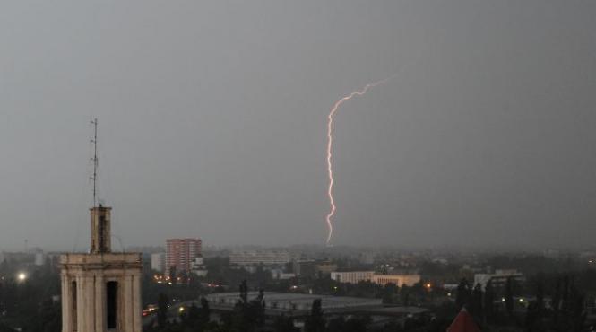 ploi torentiale grindina si vijelii in toata tara informarea meteo valabila de maine dimineata pana vineri la ora 18 00