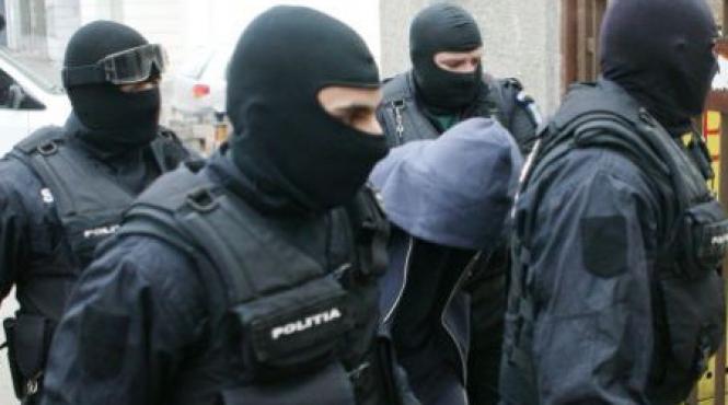 descinderi la membrii unei grupari specializate in inselaciuni prin telefon o parte din invinuiti actionau din inchisoare