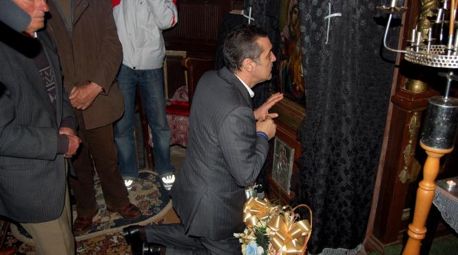 becali a participat la slujba de la penitenciar oficiata de doi calugari de la athos