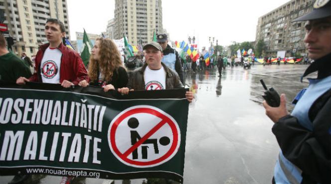 200 de simpatizanti ai noii drepte au marsaluit in bucuresti ca replica la gayfest