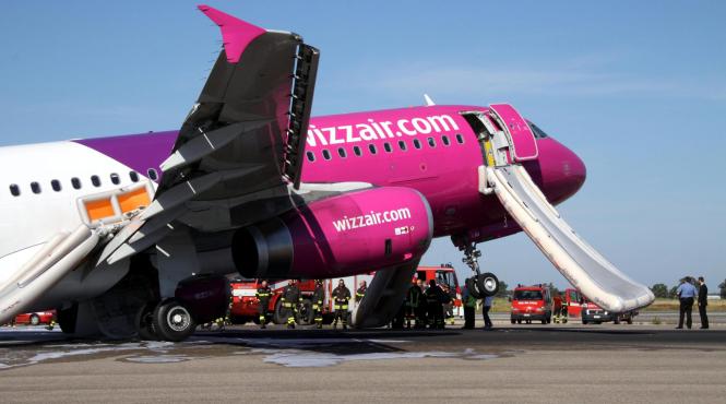 aterizare de urgenta a unui avion romanesc la roma trei pasageri au fost raniti