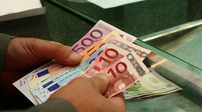 un roman interactioneaza de 8 8 ori pe luna cu bancile majoritatea tranzactiilor sunt retrageri de bani de la bancomate sau plati de utilitati