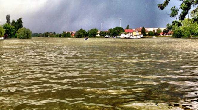 cod portocaliu de furtuna in ungaria civilii sfatuiti sa plece din zona digurilor de protectie