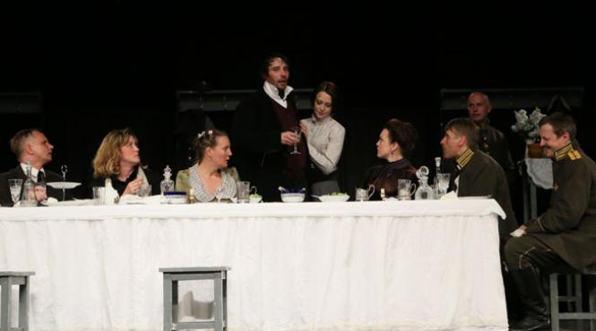 trei surori cu iubire si durere la festivalul de la sibiu teatrul e viu si marcheaza valoarea