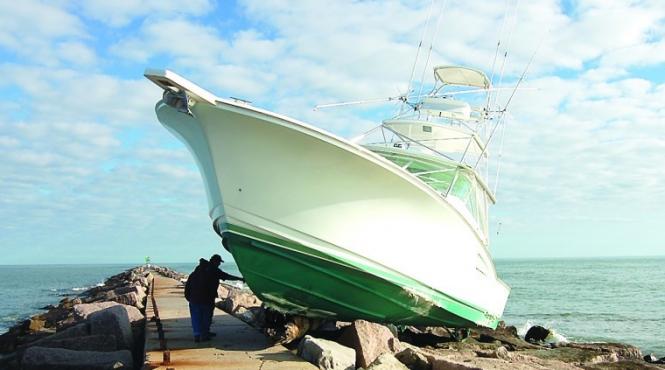 iaht sub pavilion german esuat in portul tomis constanta ambarcatiunea a ramas suspendata pe dig