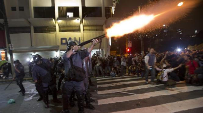 lupte violente de strada in brazilia din cauza majorarii tarifelor pentru transport in comun si a costurilor cm 2014 video