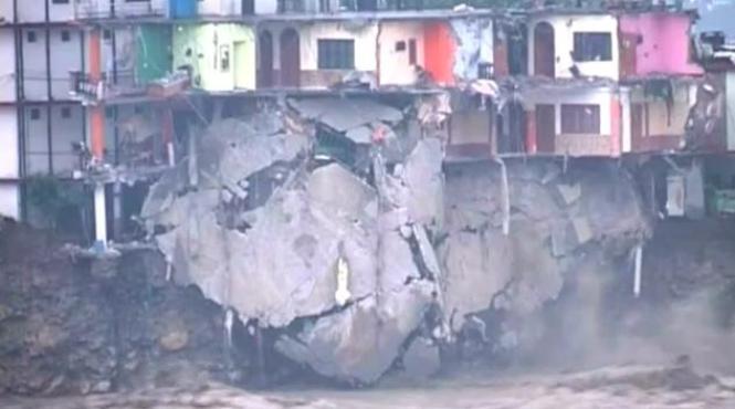 musonul timpuriu a facut ravagii in india 120 de oameni au murit 10 000 de pelerini sunt blocati in apropierea templului kedarnath video