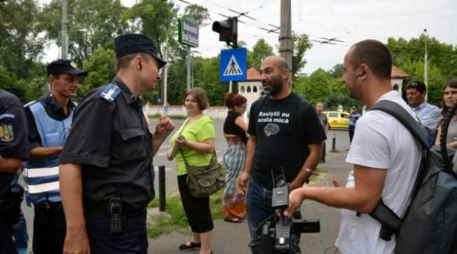basescu reclamat pentru discriminare declaratiile rasiste ale presedintelui tarii au starnit protestele societatii civile