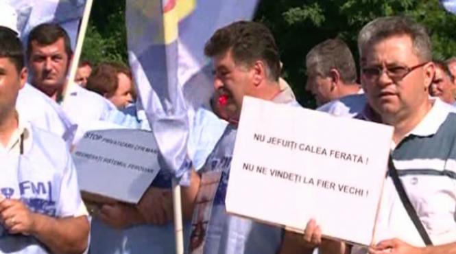 ceferistii picheteaza ministerul transporturilor oamenii protesteaza fata de privatizarea cfr marfa