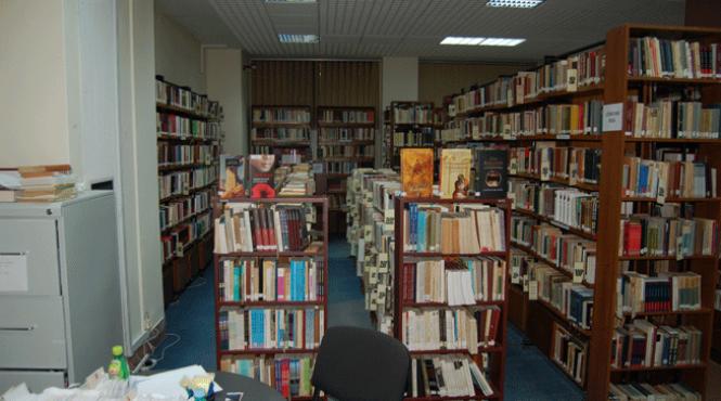 de ce iubim cartile biblioteca care trebuia sa functioneze intr un grajd straluceste acum in buricul iesilor