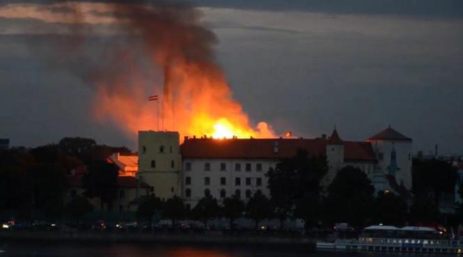 incendiu la sediul presedintiei letone un ministru si a riscat viata intrand in cladirea in flacari impreuna cu pompierii video