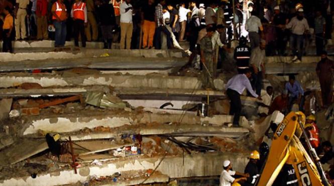 un bloc de locuinte s a prabusit in mumbai doi copii si au pierdut viata iar alte persoane sunt prinse sub daramaturi video