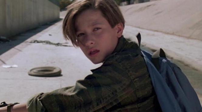 interpretul lui john connor adolescentul din terminator 2 arestat pentru vandalism si violenta conjugala