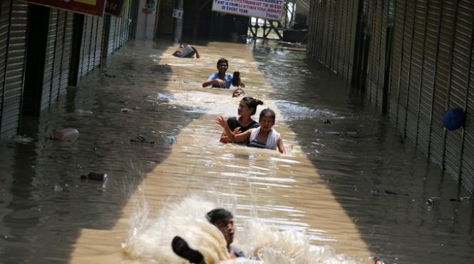 musonul din india continua sa faca ravagii 550 de persoane au murit in urma ploilor si a alunecarilor de teren video foto