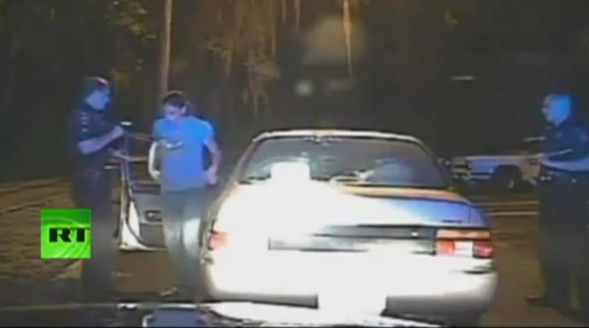 toata lumea se uita la mine in timp ce faceam asta ce a obligat o sa faca un politist noaptea dupa ce a fost oprita in trafic video