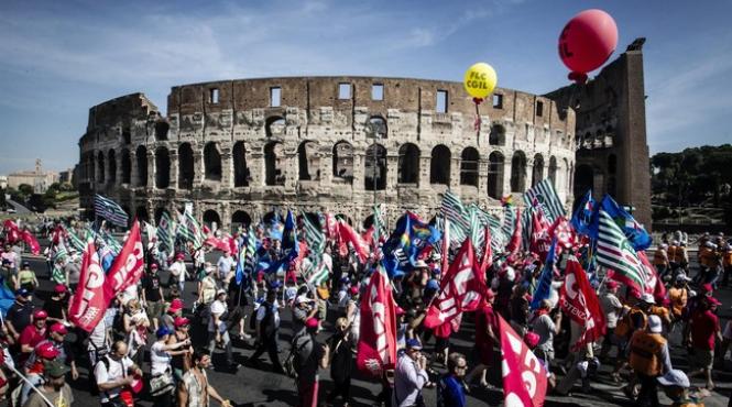 zeci de mii de oameni protesteaza in centrul romei oamenii cer locuri de munca si reforma fiscala