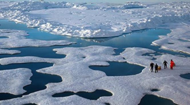treizeci de turisti si vanatori in deriva in oceanul arctic canadian