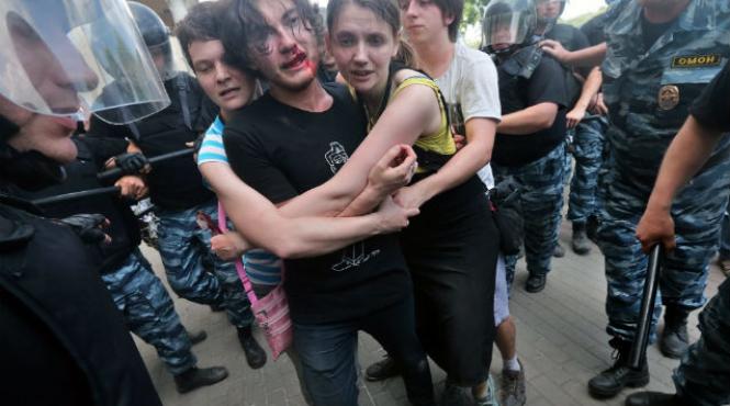 zeci de arestari la un eveniment gay pride in rusia