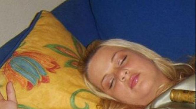 este una din cele mai revoltatoare imagini ce face aceasta gravida in pat