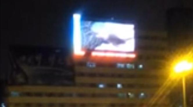 sute de oameni s au oprit sa priveasca ce imagini au rulat timp de 10 minute pe ecranul gigantic de pe peronul unei gari din china video