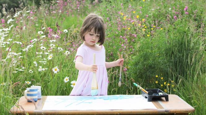 are 3 ani nu vorbeste sufera de autism dar impresioneaza cu talentul ei la pictura