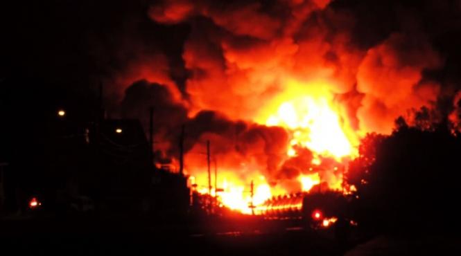 explozii uriase dupa ce un tren cu 80 de vagoane cu combustibil a deraiat in canada