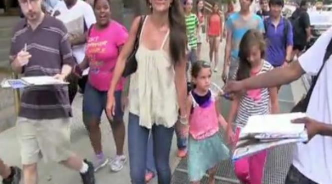 e o scarba o pustoaica razgaiata fiica actorilor tom cruise si katie holmes agresata verbal de un fotograf video