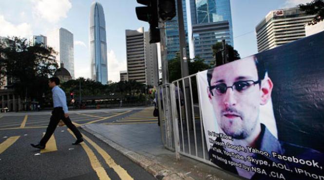 lovitura de teatru in cazul snowden fostul spion american va solicita azil politic in rusia