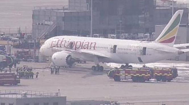 toate zborurile de pe aeroportul londonez heathrow suspendate temporar dupa ce un avion a luat foc pe pista