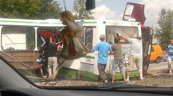 tragedie in rusia 14 morti si 43 de raniti dupa ce un autobuz s a ciocnit cu un camion foto
