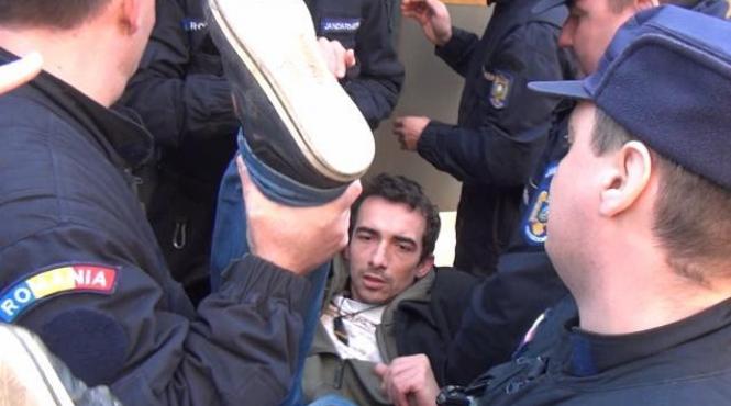 jandarmeria obligata sa plateasca 50 000 de lei unui cetatean agresat la protestele din piata universitatii