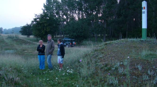 mama tata si fiu au trecut prutul inot in cautarea unei vieti mai bune