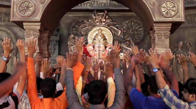 baiat de 12 ani considerat zeu in india de ce adeptii se inchina la el ca la dumnezeu video