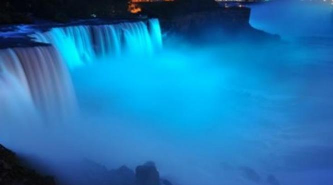 imagini spectaculoase cascada niagara iluminata in albastru cu ocaza nasterii bebelusului regal