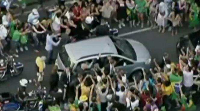 papa francisc ingramadit de multime pe strazile din rio de janeiro