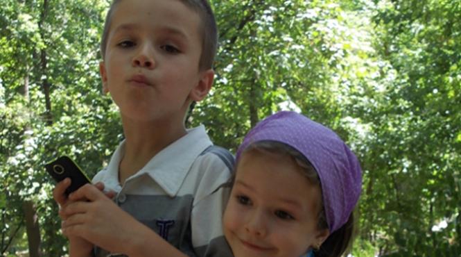 umbra lui gabriel diagnosticat la 3 ani si jumatate cu autism un baietel e ajutat in terapie de sora lui mai mica