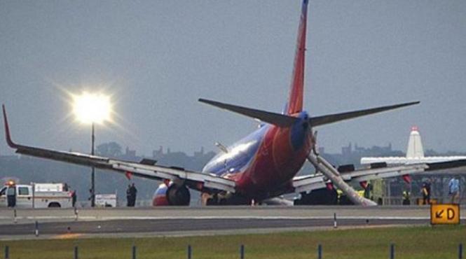 zece persoane au fost ranite dupa ce trenul din fata al avionului s a distrus la aterizare pe aeroportul la guardia din new york